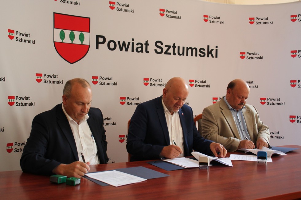 Powiat sztumski. Droga w Szropach zostanie przebudowana – podpisano umowę.