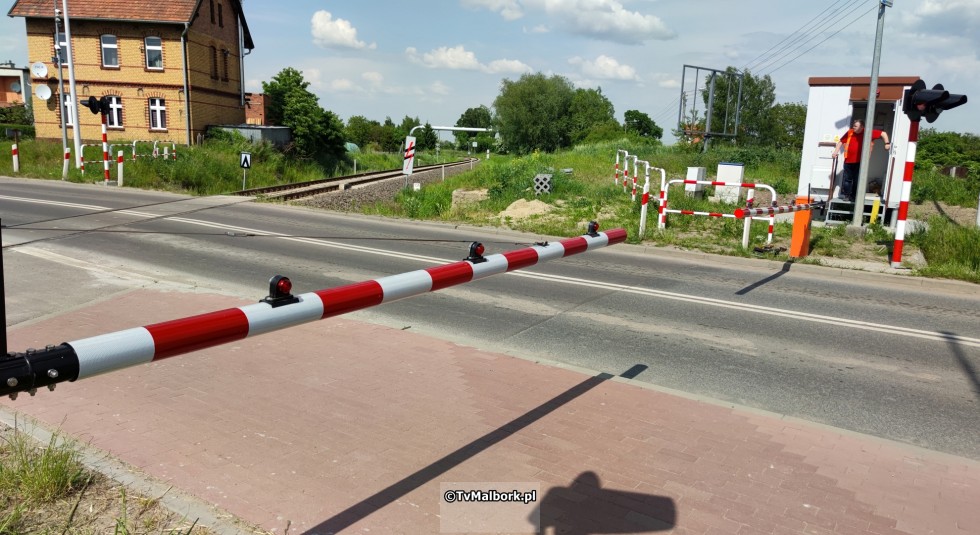 Przejazd kolejowy na ul. de Gaulle'a w Malborku z rogatkami i sygnalizacją świetlną. Zobacz wideo 23.05.2023