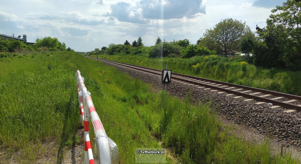 Przejazd kolejowy na ul. de Gaulle'a w Malborku z rogatkami i sygnalizacją świetlną. Zobacz wideo 23.05.2023