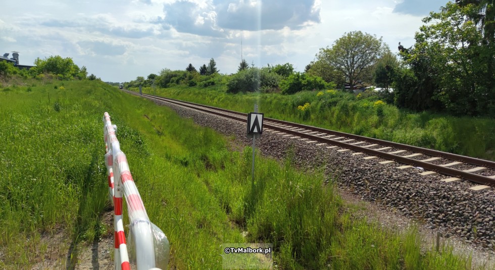 Przejazd kolejowy na ul. de Gaulle'a w Malborku z rogatkami i sygnalizacją świetlną. Zobacz wideo 23.05.2023
