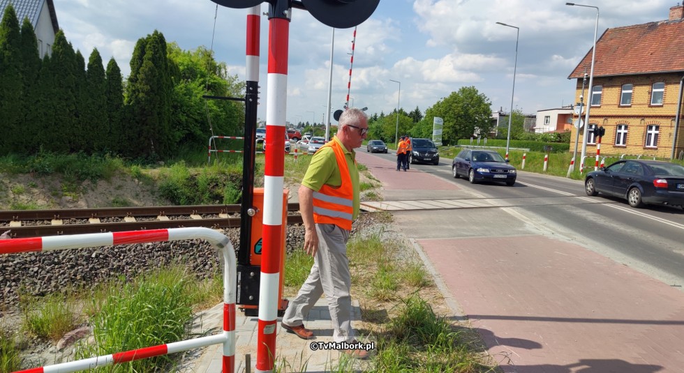 Przejazd kolejowy na ul. de Gaulle'a w Malborku z rogatkami i sygnalizacją świetlną. Zobacz wideo 23.05.2023