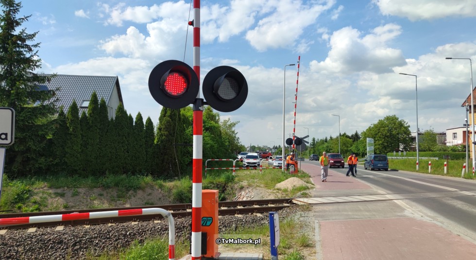 Przejazd kolejowy na ul. de Gaulle'a w Malborku z rogatkami i sygnalizacją świetlną. Zobacz wideo 23.05.2023