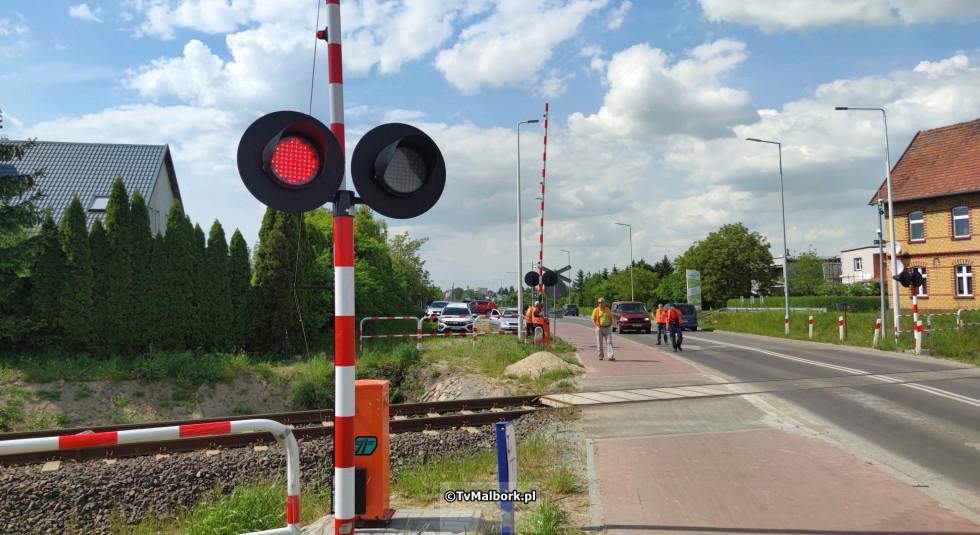 Przejazd kolejowy na ul. de Gaulle'a w Malborku z rogatkami i sygnalizacją świetlną. Zobacz wideo 23.05.2023