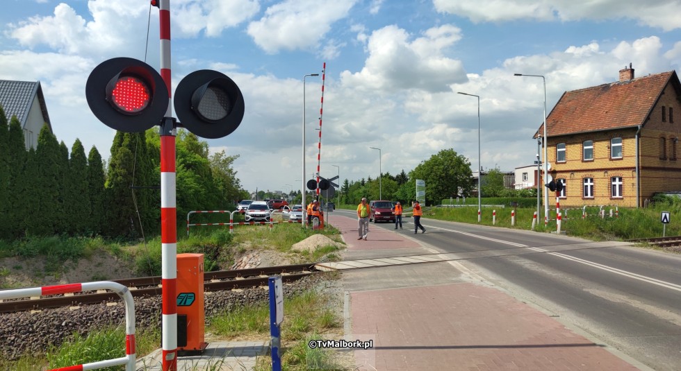 Przejazd kolejowy na ul. de Gaulle'a w Malborku z rogatkami i sygnalizacją świetlną. Zobacz wideo 23.05.2023