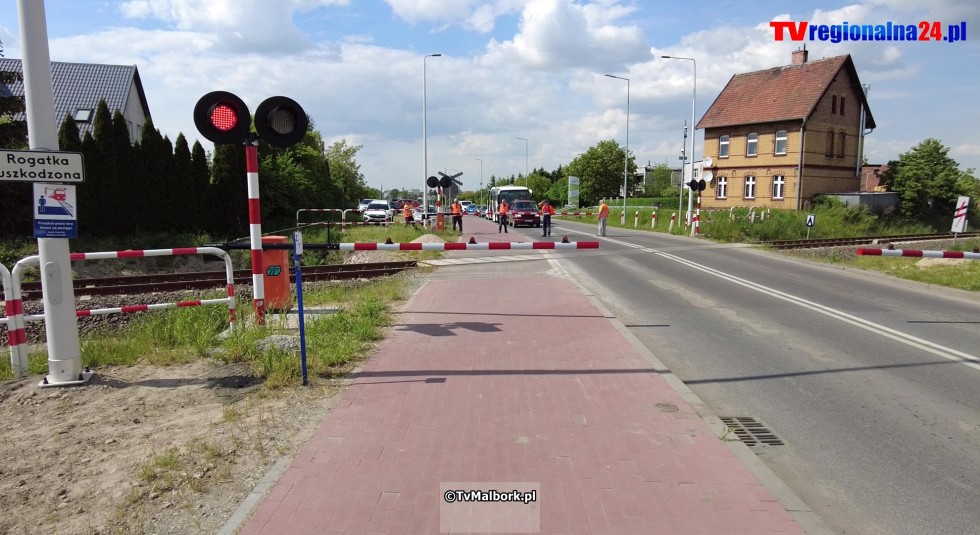 Przejazd kolejowy na ul. de Gaulle'a w Malborku z rogatkami i sygnalizacją świetlną. Zobacz wideo 23.05.2023