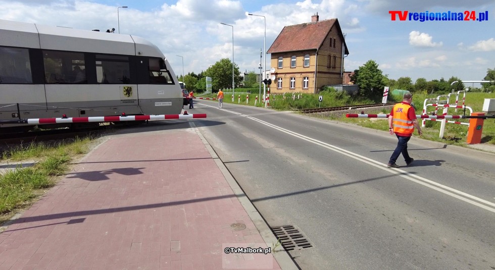 Przejazd kolejowy na ul. de Gaulle'a w Malborku z rogatkami i sygnalizacją świetlną. Zobacz wideo 23.05.2023