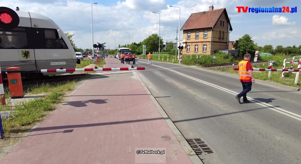 Przejazd kolejowy na ul. de Gaulle'a w Malborku z rogatkami i sygnalizacją świetlną. Zobacz wideo 23.05.2023