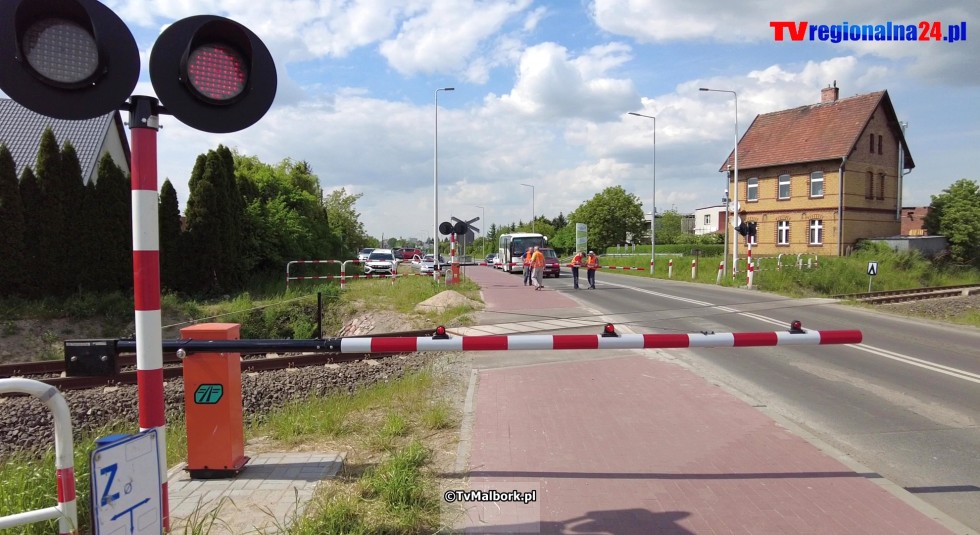 Przejazd kolejowy na ul. de Gaulle'a w Malborku z rogatkami i sygnalizacją świetlną. Zobacz wideo 23.05.2023