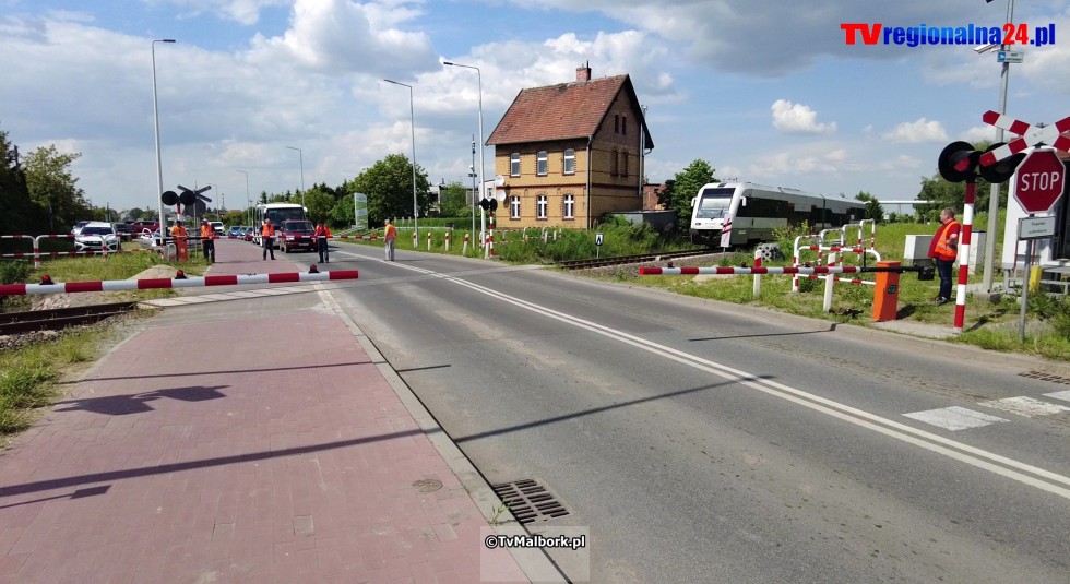 Przejazd kolejowy na ul. de Gaulle'a w Malborku z rogatkami i sygnalizacją świetlną. Zobacz wideo 23.05.2023