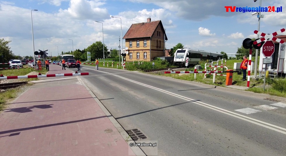 Przejazd kolejowy na ul. de Gaulle'a w Malborku z rogatkami i sygnalizacją świetlną. Zobacz wideo 23.05.2023