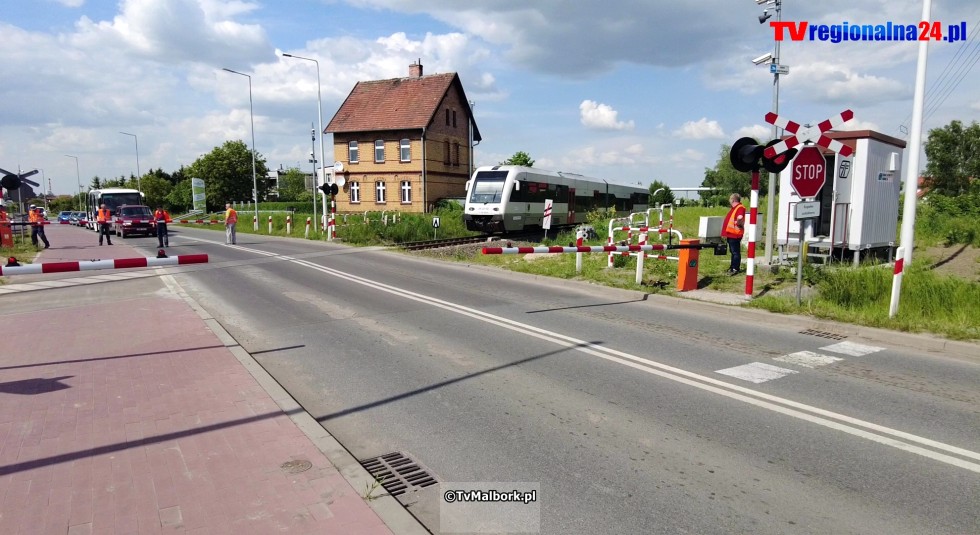 Przejazd kolejowy na ul. de Gaulle'a w Malborku z rogatkami i sygnalizacją świetlną. Zobacz wideo 23.05.2023