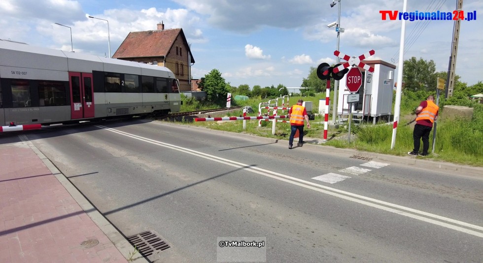 Przejazd kolejowy na ul. de Gaulle'a w Malborku z rogatkami i sygnalizacją świetlną. Zobacz wideo 23.05.2023