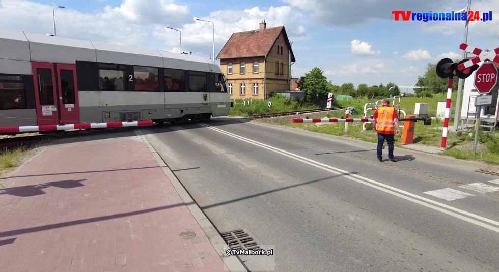 Przejazd kolejowy na ul. de Gaulle'a w Malborku z rogatkami i sygnalizacją świetlną. Zobacz wideo 23.05.2023