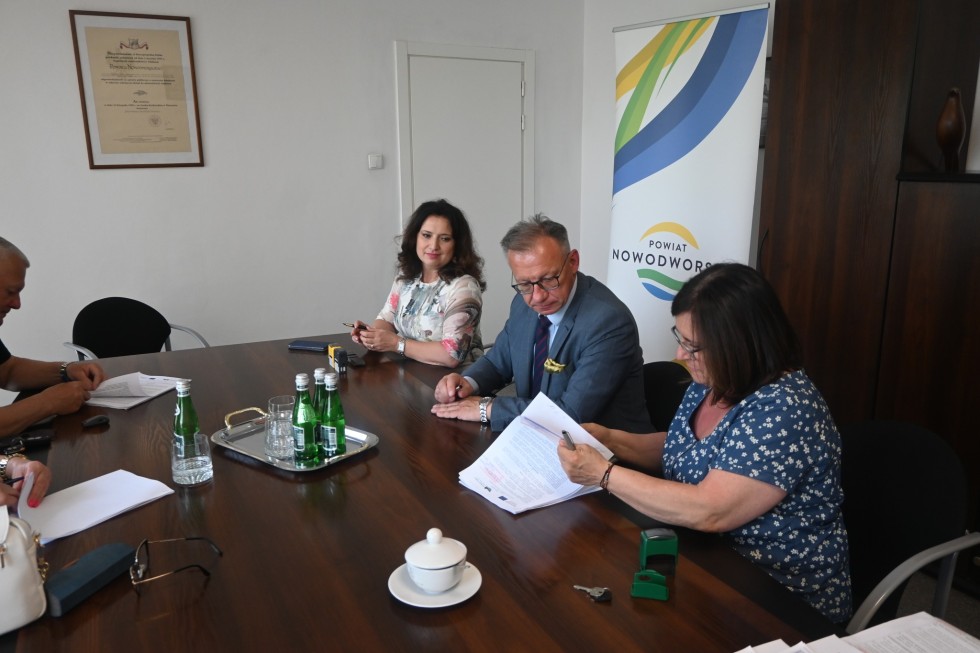 Nowy Dwór Gdański. Przy SOSW powstanie plenerowa gra edukacyjna – podpisano umowę.