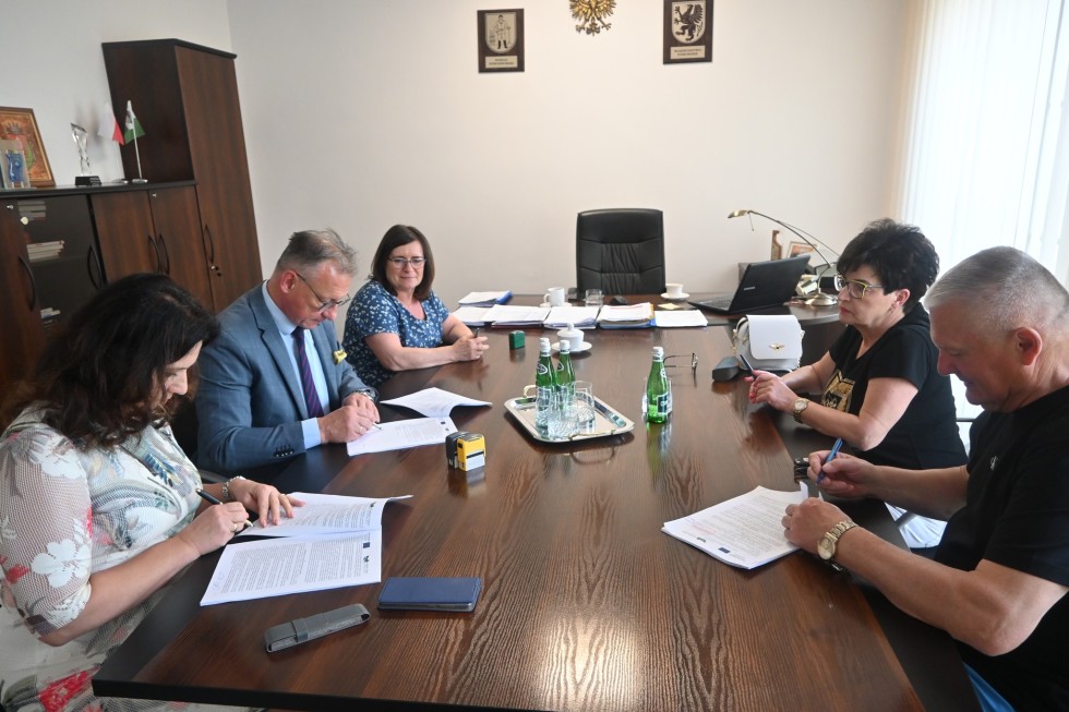 Nowy Dwór Gdański. Przy SOSW powstanie plenerowa gra edukacyjna – podpisano umowę.