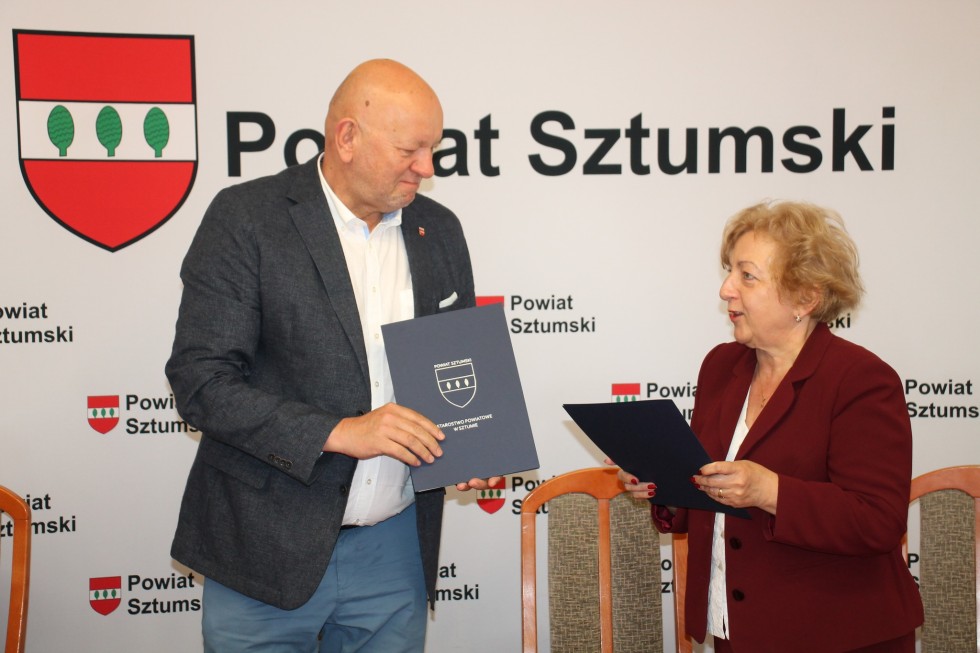 Sztum. Słoneczne Dachy – strażacy będą mieli panele fotowoltaiczne. Podpisano stosowną umowę.