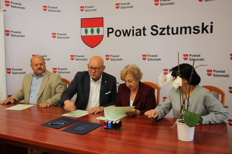 Sztum. Słoneczne Dachy – strażacy będą mieli panele fotowoltaiczne. Podpisano stosowną umowę.