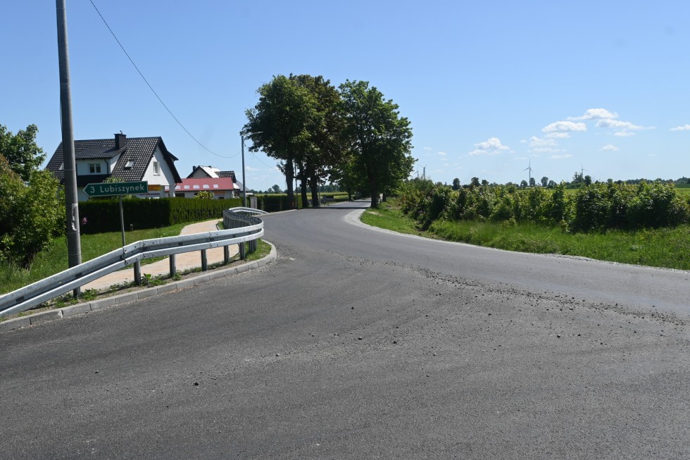 Powiat nowodworski. Odbiór końcowy przebudowanej drogi w Jezierniku.