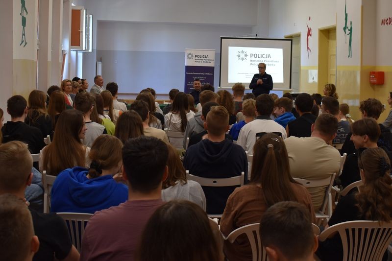 Malbork. Debata społeczna o uzależnieniu od narkotyków z młodzieżą.