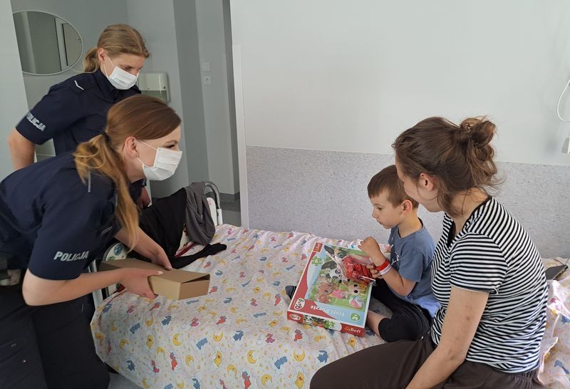 Malbork. Z okazji Dnia Dziecka policjantki odwiedziły dzieci w szpitalu.