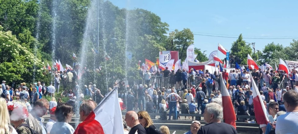 Tłumy na ulicach w Warszawie - Malbork na Wielkim Marszu w stolicy!