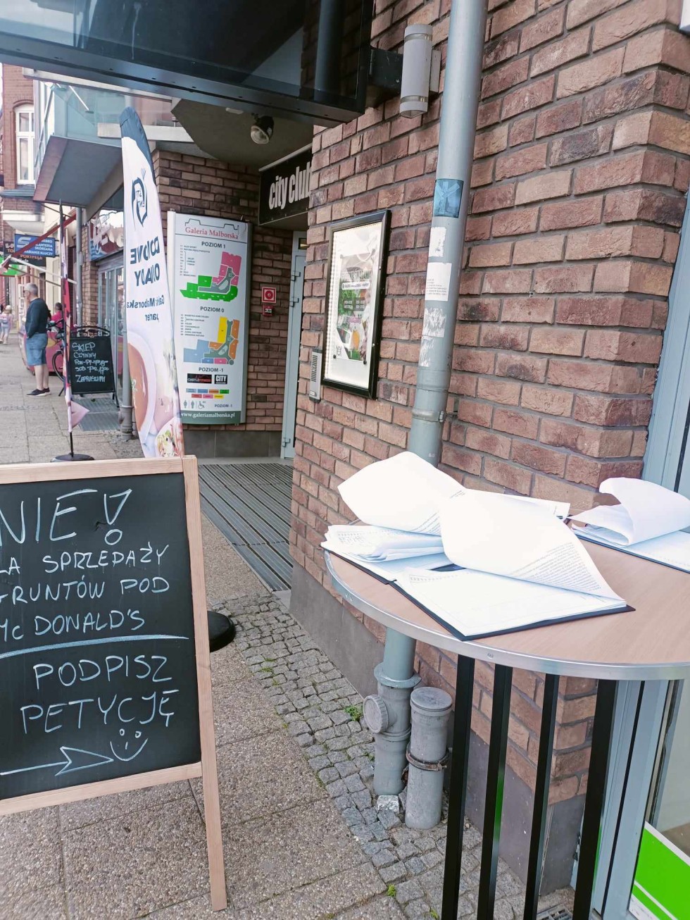 Malbork. NIE dla sprzedaży gruntu pod McDonald's – radni podsumowują zbiórkę podpisów.