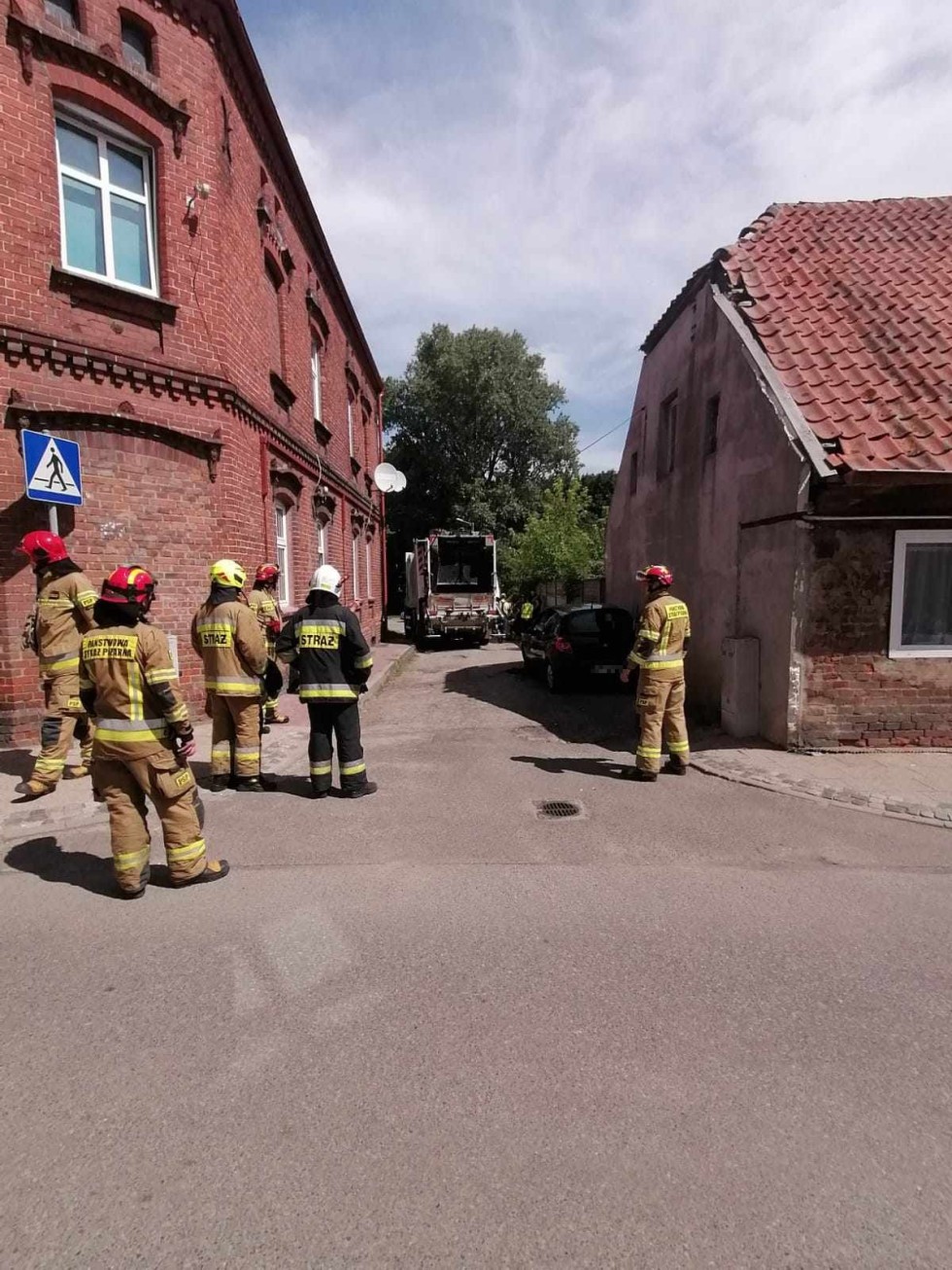 Nowy Staw. Kierowca zakleszczony w pojeździe po uderzeniu śmieciarki.
