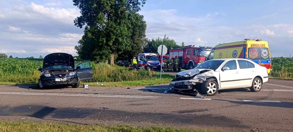 Gmina Nowy Staw. 6 osób poszkodowanych w zderzeniu dwóch osobówek.