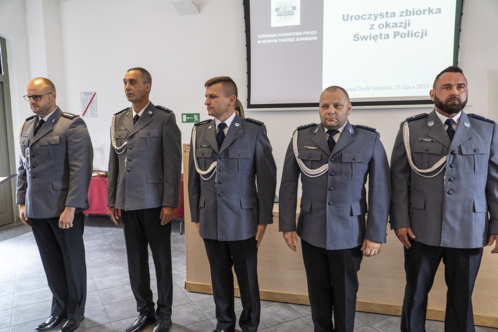 Nowy Dwór Gdański. Święto Policji – odznaczenia i awanse służbowe.