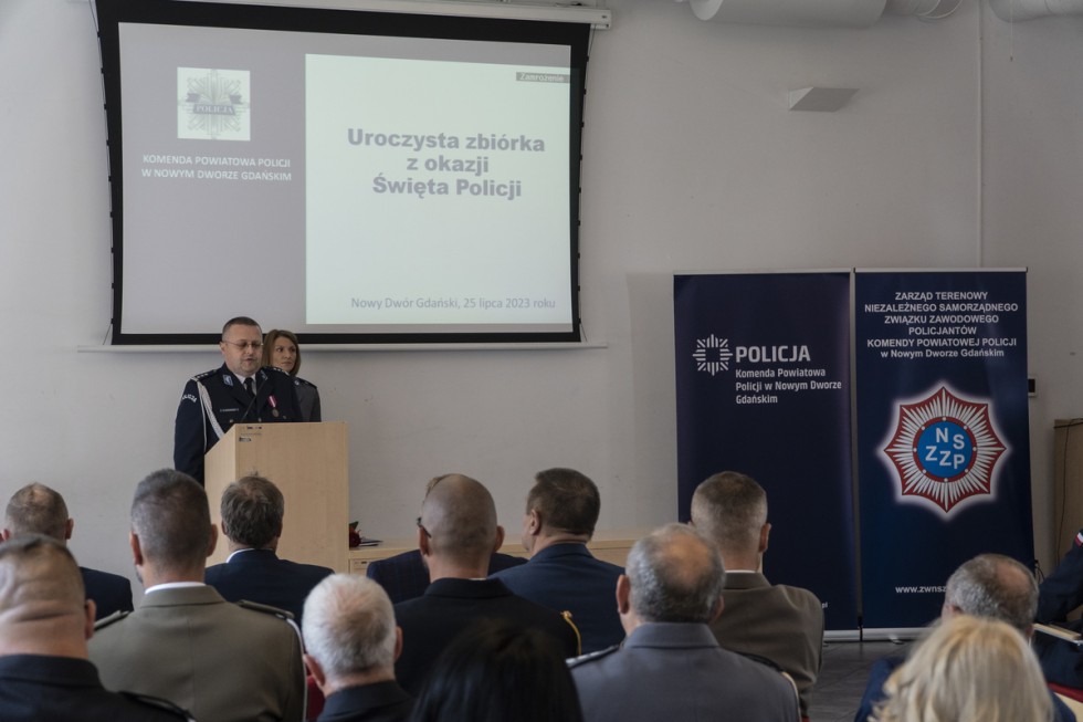 Nowy Dwór Gdański. Święto Policji – odznaczenia i awanse służbowe.