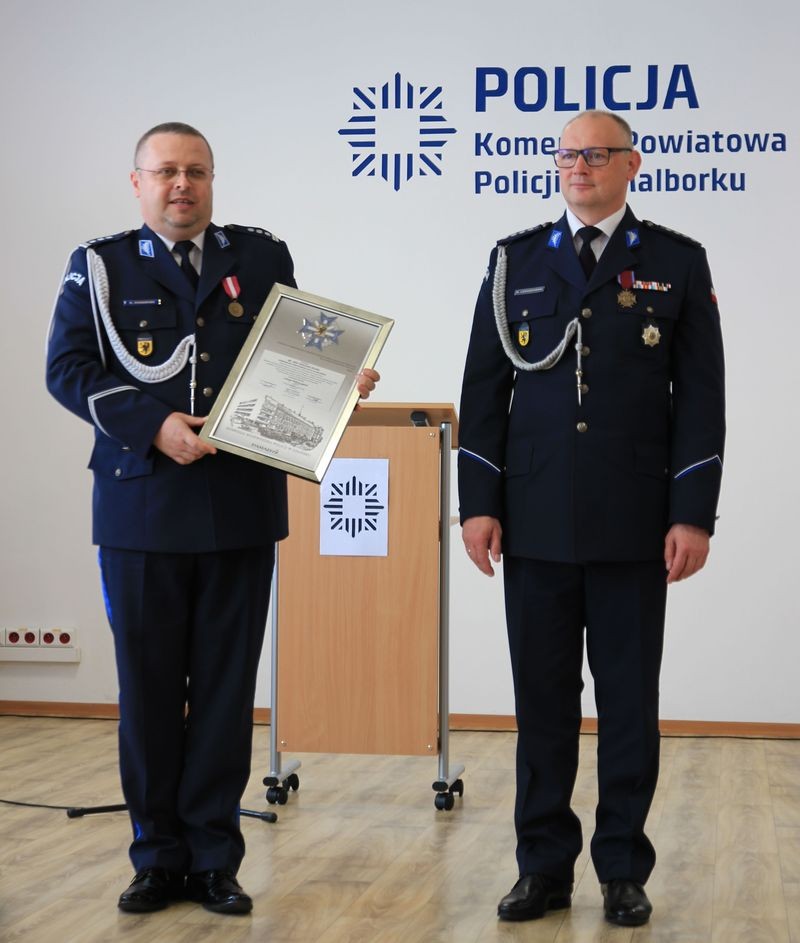 Malbork. Święto Policji – wręczono awanse i odznaczenia.