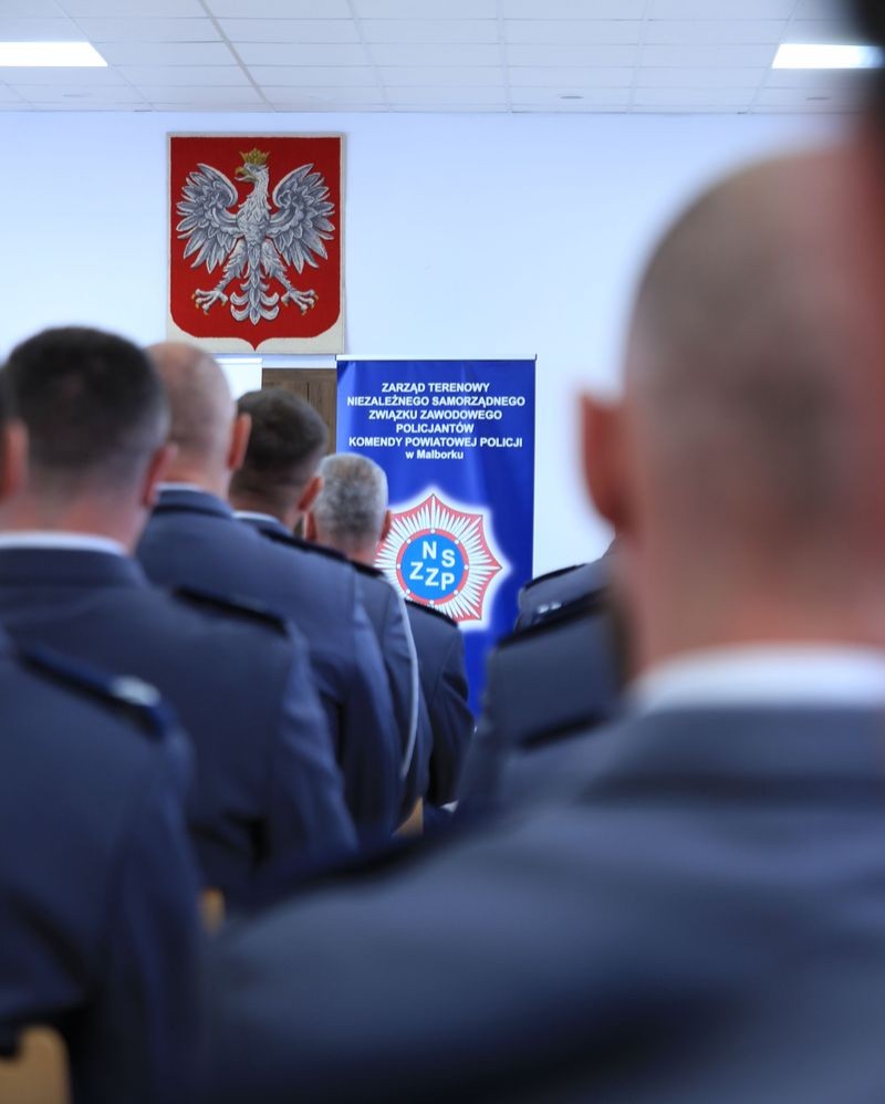 Malbork. Święto Policji – wręczono awanse i odznaczenia.