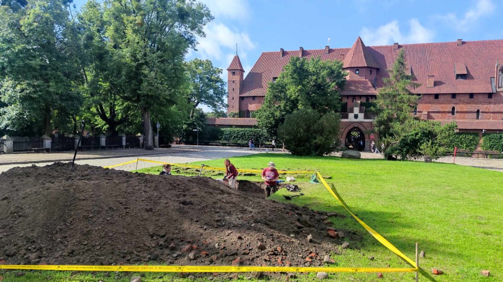 Malbork. Pod zamkiem prowadzone są prace archeologiczne.