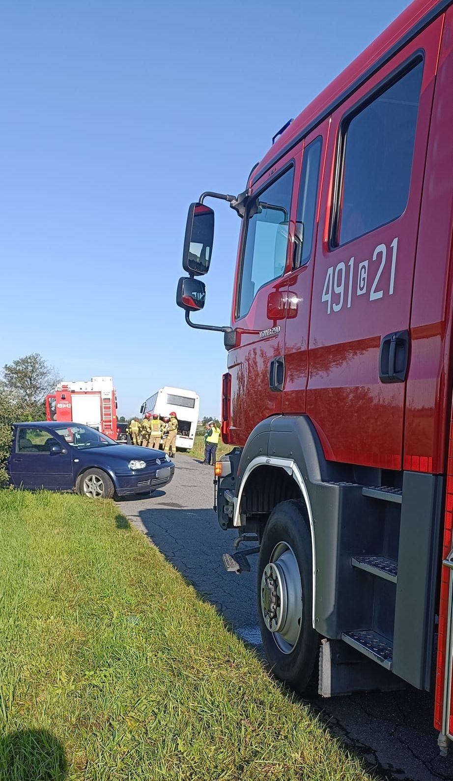 Rybina. Kolizja drogowa z udziałem autobusu i dwóch osobówek.