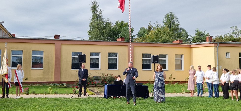 Miłoradz. Rozpoczęcie roku szkolnego i uroczyste ślubowanie pierwszoklasistów.