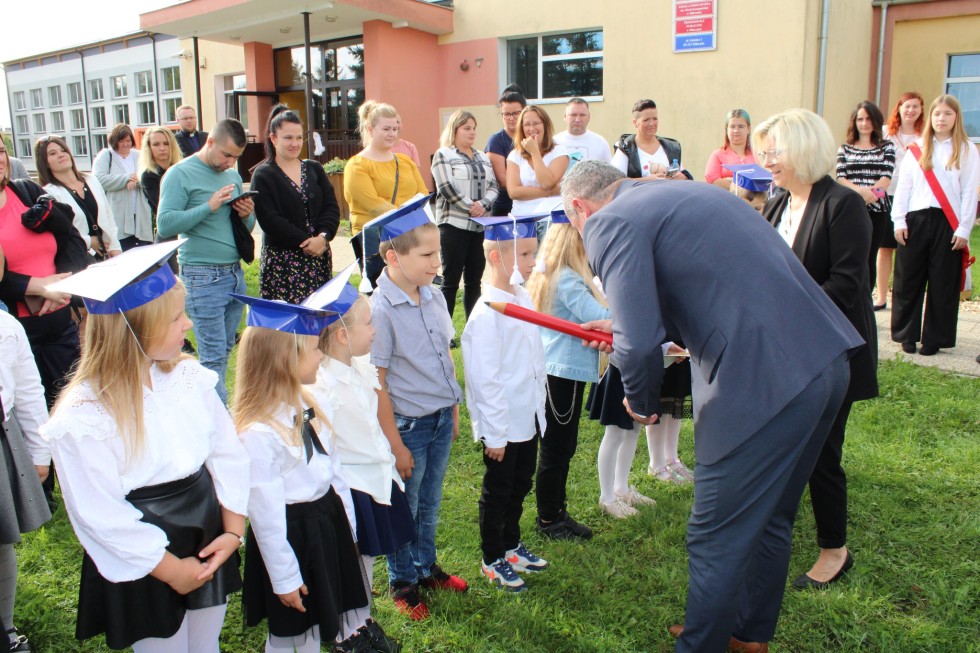 Miłoradz. Rozpoczęcie roku szkolnego i uroczyste ślubowanie pierwszoklasistów.
