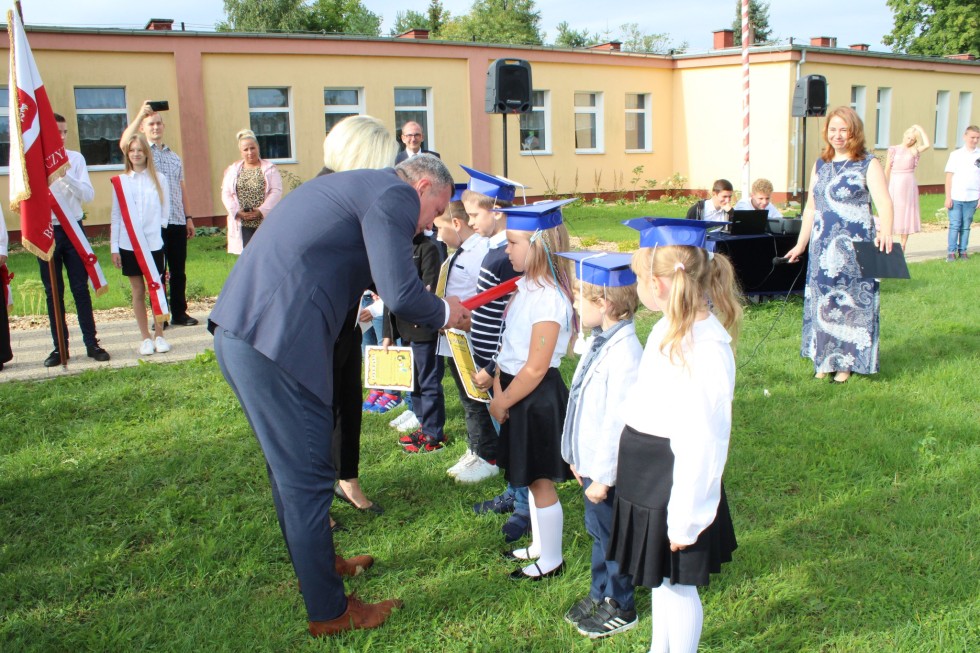 Miłoradz. Rozpoczęcie roku szkolnego i uroczyste ślubowanie pierwszoklasistów.