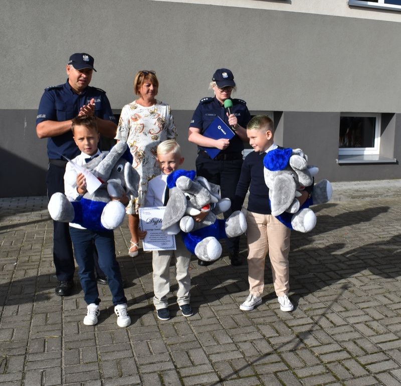 Malbork. Trzech chłopców nagrodzonych przez Komendanta Policji za wzorową postawę.