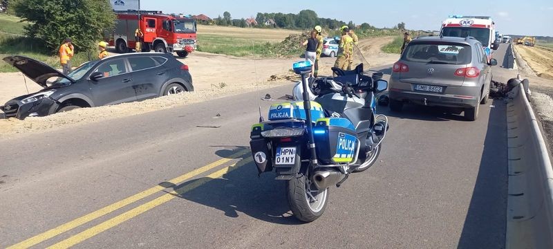 DK22. Zderzenie osobówki z motorowerem w Kończewicach – jedna osoba w szpitalu.