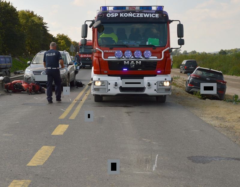 DK22. Zderzenie osobówki z motorowerem w Kończewicach – jedna osoba w szpitalu.