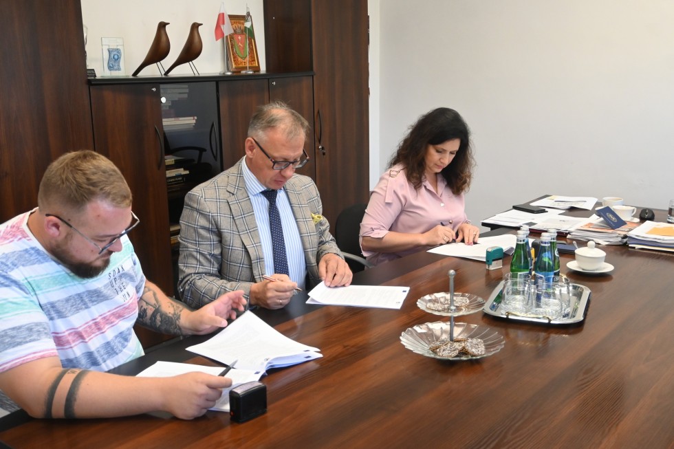 Powiat nowodworski. W Lubieszewie przebudują drogę powiatową – podpisano stosowną umowę.