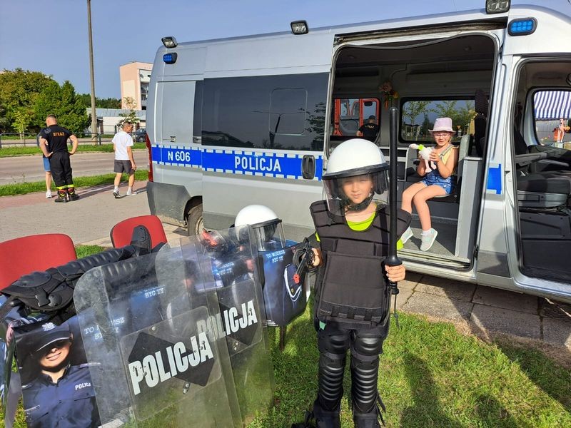 Malborscy policjanci na festynach promowali swój zawód i rozmawiali o bezpieczeństwie.