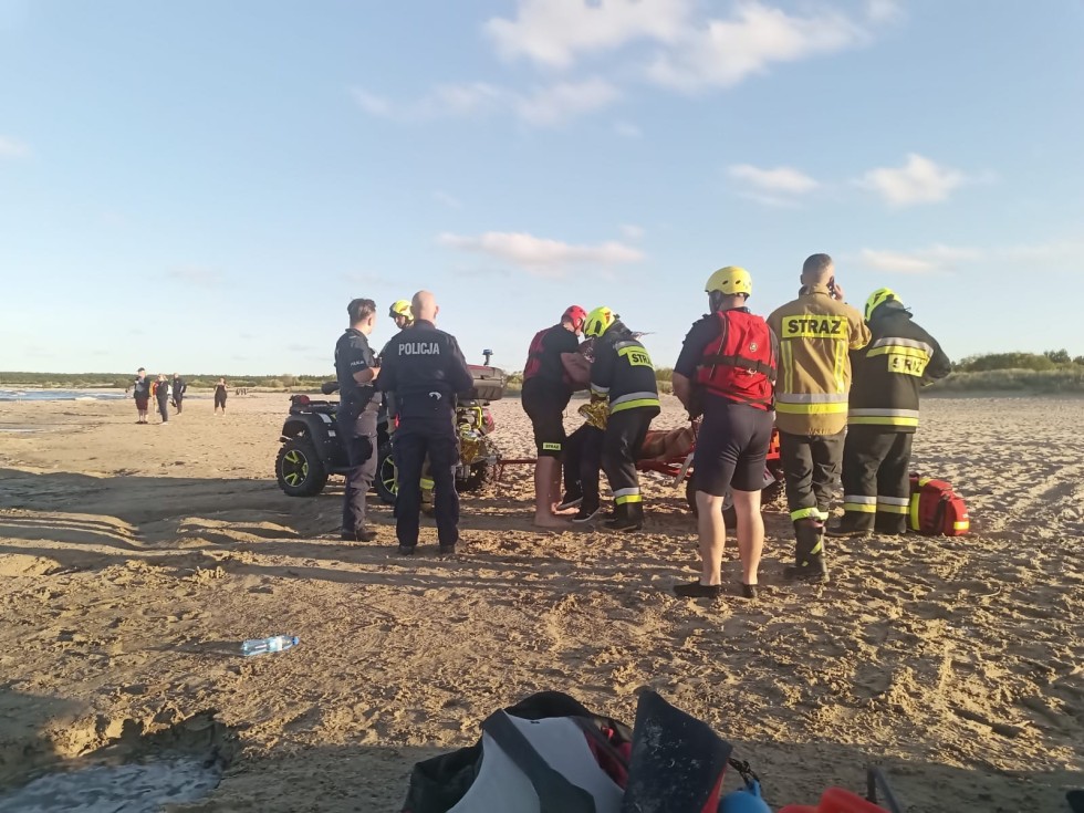 7 osób wpadło do Zatoki Gdańskiej po zatonięciu łodzi – dramatyczna akcja strażaków w Mikoszewie.