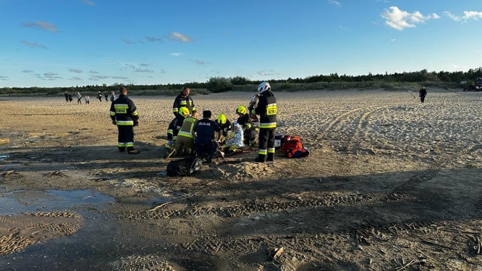 7 osób wpadło do Zatoki Gdańskiej po zatonięciu łodzi – dramatyczna akcja strażaków w Mikoszewie.