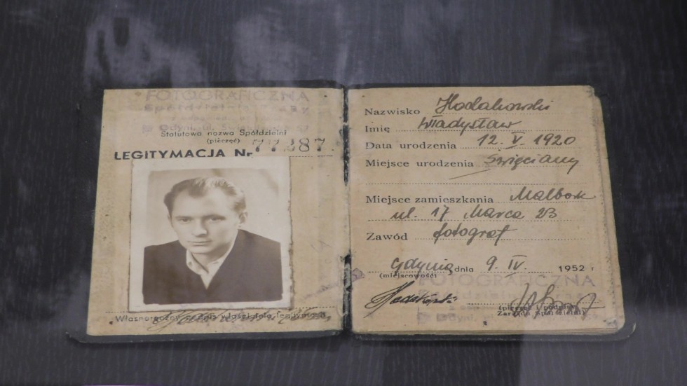 W atelier fotograficznym. Mieszkańcy Malborka oczami pierwszych fotografów – nowa wystawa w Muzeum Miasta. Wideo