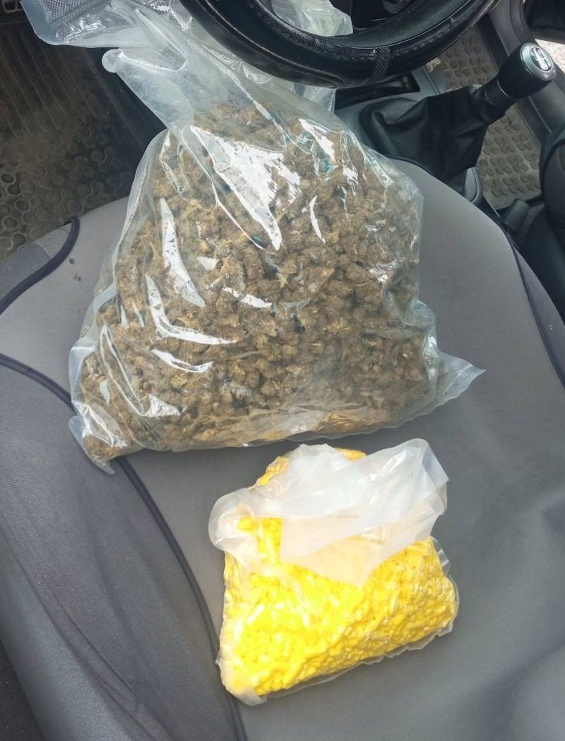 Malbork. Brawurowa akcja kryminalnych – zatrzymali parę przewożącą samochodem 2 kg narkotyków.