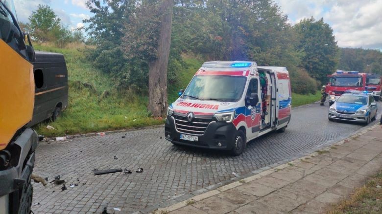 Dzierzgoń. Zderzenie samochodu kurierskiego z ciężarówką – kierowca bez uprawnień.