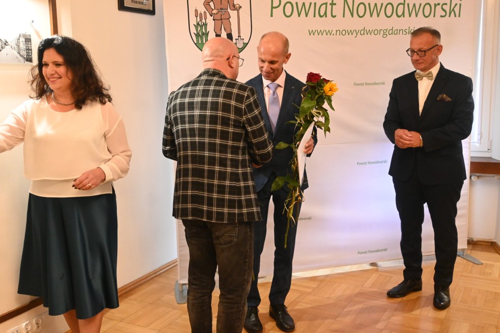 Nowy Dwór Gdański. Nagrody Starosty dla pracowników oświaty z okazji Dnia Edukacji Narodowej.