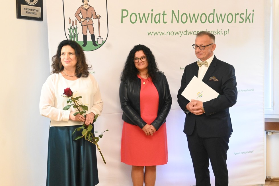 Nowy Dwór Gdański. Nagrody Starosty dla pracowników oświaty z okazji Dnia Edukacji Narodowej.