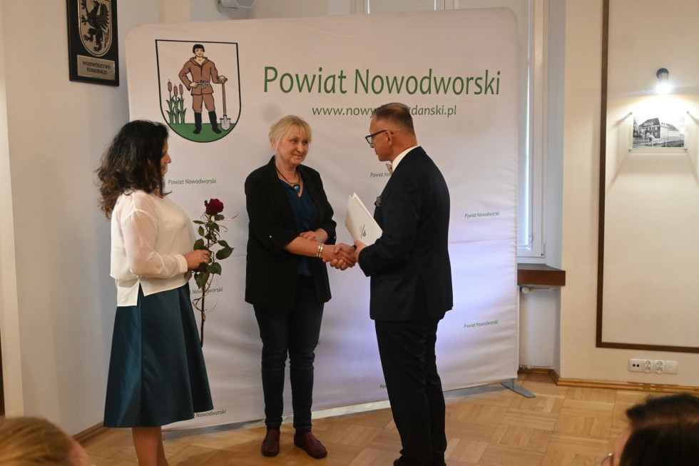 Nowy Dwór Gdański. Nagrody Starosty dla pracowników oświaty z okazji Dnia Edukacji Narodowej.